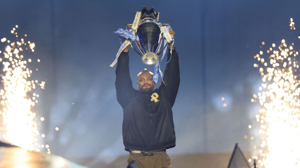 Kompany bei Guardiolas Abschiedsfeier mit Meisterpokal